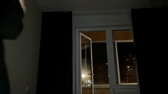 СТАЛО ХОЛОДНО, ЗАКРЫЛ ДВЕРЬ, А ТАМ... смотреть онлайн