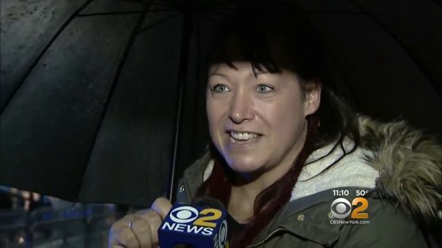 Crowds Brave Soggy Weather, Security For Rockefeller Tree Lighting смотреть онлайн