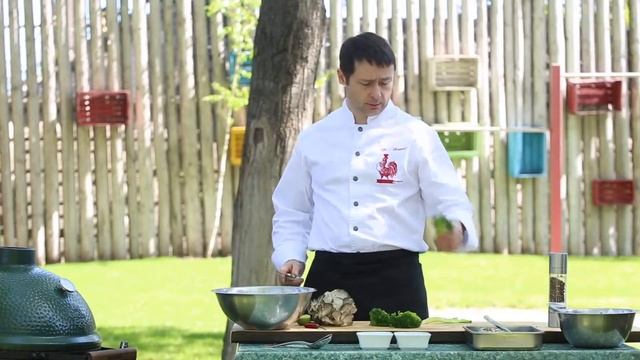 Голова семги на Big Green Egg в азиатском стиле от шеф-повара Алекса Абрамова смотреть онлайн