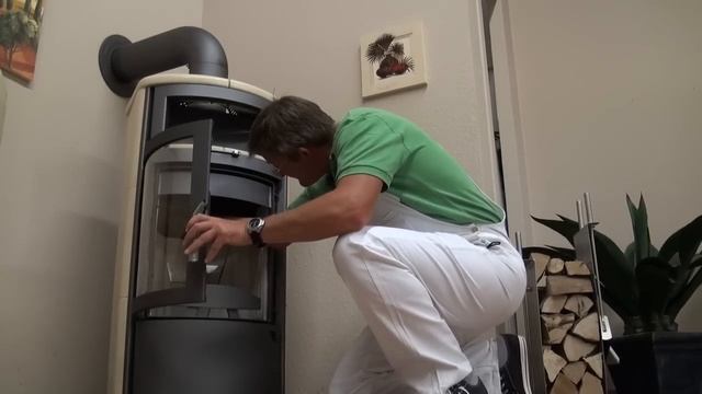 Kaminofen reinigen: Ofenrohr, Brennraum und Aschekasten смотреть онлайн