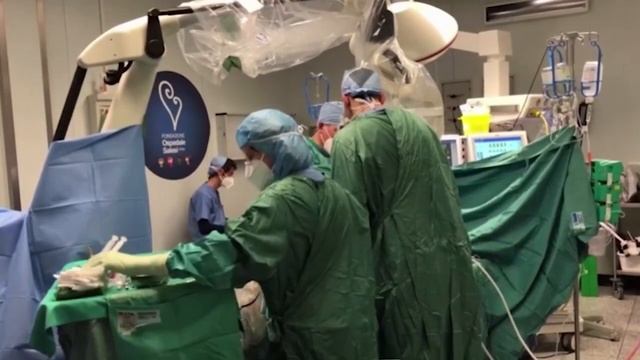 Врач сыграл на фортепиано для онкобольного мальчика, пока тому удаляли опухоль смотреть онлайн