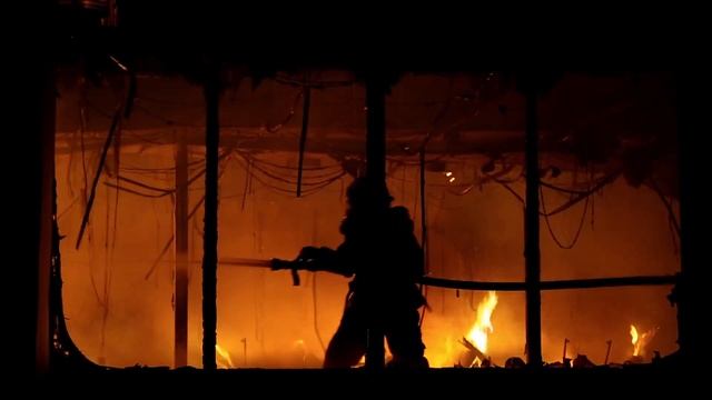 videoblocks brave fireman inside burning building fire extinguishing fire brigade inside burning pr смотреть онлайн