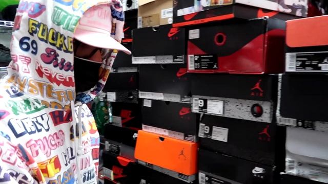 WE BOUGHT A WHOLE COLLECTION, OVER $20000 IN BUYOUTS! RARE OFF WHITE & TRAVIS SCOTT JORDANS! смотреть онлайн