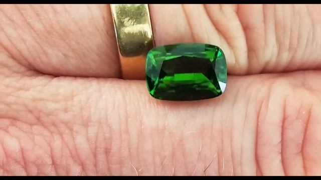 Rich Grass Green Colored Tourmaline, 11.3 x 8.1 mm, Cushion Cut, 3.81 carats смотреть онлайн