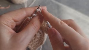 Вяжем 2 петли вместе лицевой с наклоном вправо