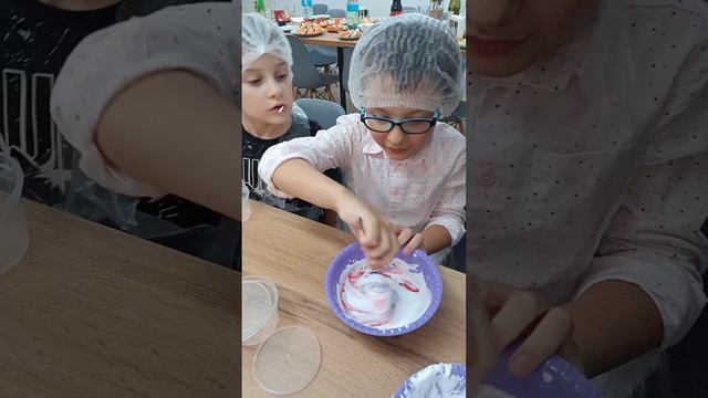 ДЕТСКИЙ МАСТЕР КЛАСС - ДЕЛАЕМ СЛАЙМ САМИ! ВЕНСДЕЙ ПОМОГАЕТ смотреть онлайн