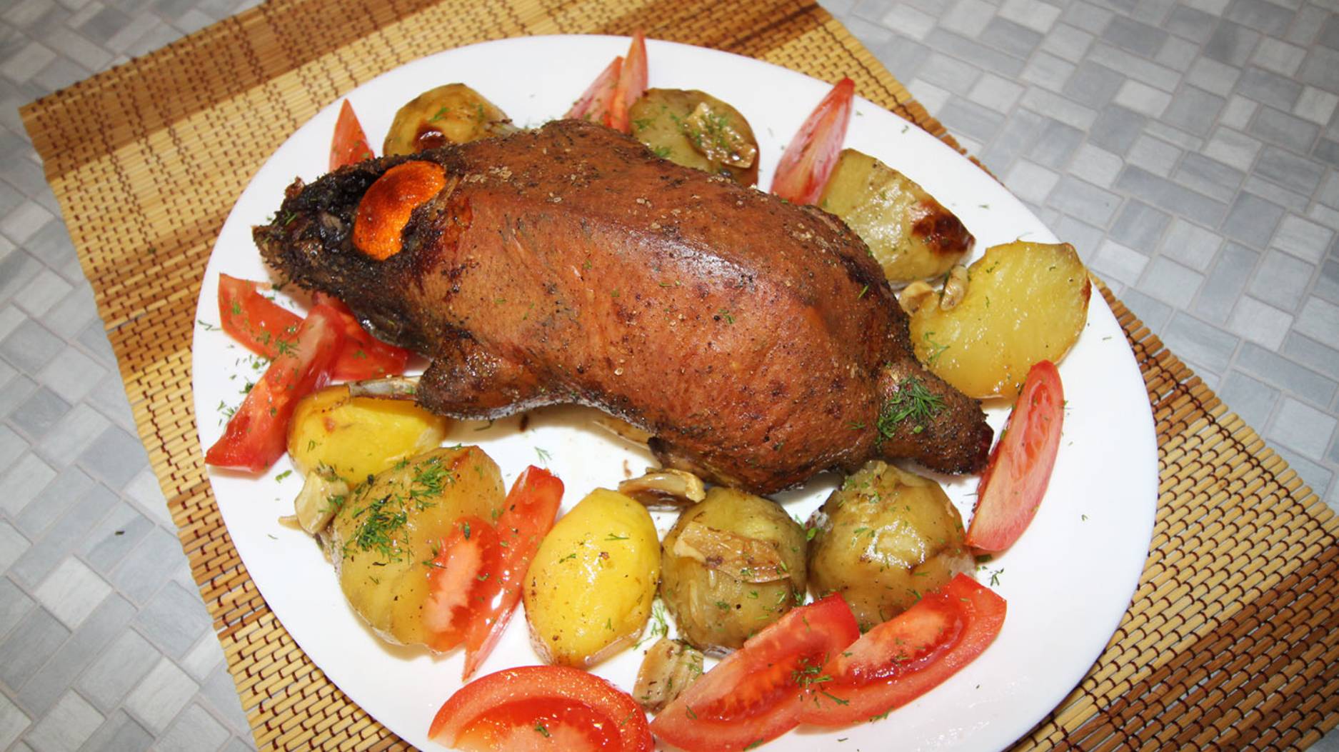 Дикая утка с картошкой в духовке смотреть онлайн