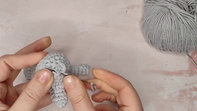 Стягиваем отверстие при помощи иголки