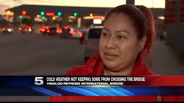 Several Brave Out Cold Weather to Cross International Bridge смотреть онлайн