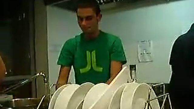 Barcelona 2008 - Lavastoviglie Umano Part. 2 смотреть онлайн