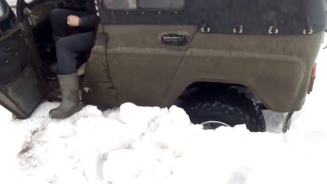 посадили УАЗ 4x4 на 33 колесах смотреть онлайн