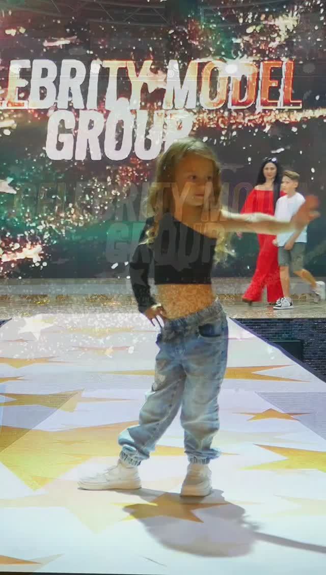 Варвара Прасковья встречает на подиуме Тимура с мамой смотреть онлайн