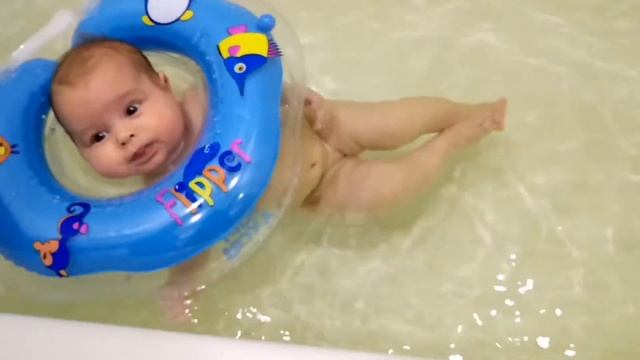 Купаемся с кругом на шее смотреть онлайн