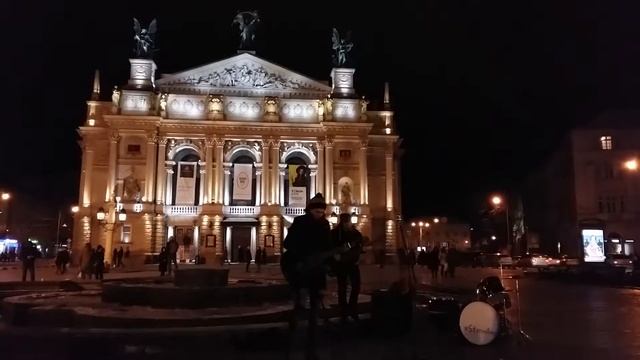 Lviv Opera Binası Önünde Canlı Müzik смотреть онлайн