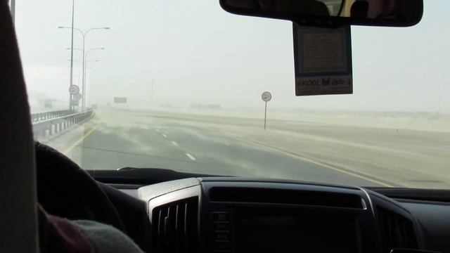sand blowing like crazy as we drive into Qatar from Doha (February 12th, 2020) смотреть онлайн