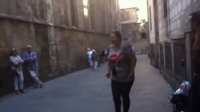 Marina sings Tosca's Vissi d'arte - Opera in the streets of old Barcelona смотреть онлайн