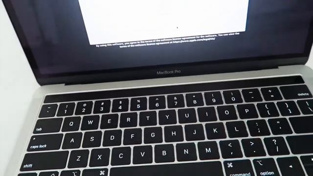 UN BOXING THE NEW MAC BOOK PRO 13'' WITH THE BEATS 2020 смотреть онлайн