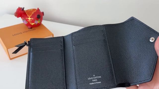 Louis Vuitton Victorine wallet in Epi leather | Close up look смотреть онлайн