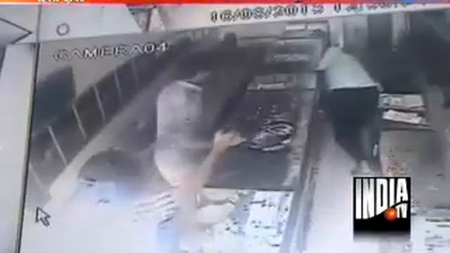 Brave shop worker fights off robber caught on CCTV смотреть онлайн