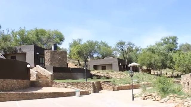 Daan Viljoen trek 'n nuwe baadjie aan смотреть онлайн