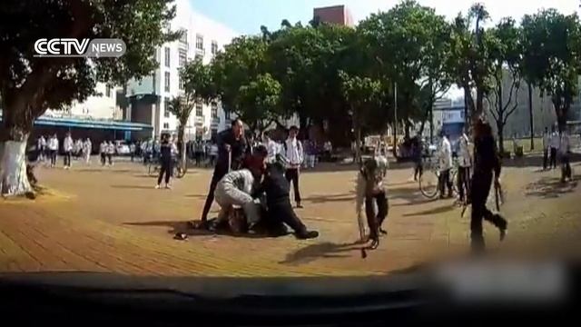Watch brave students fight-off knife wielding man смотреть онлайн