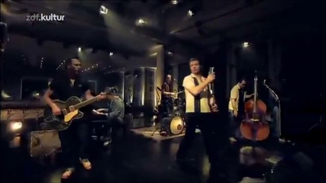 DICK BRAVE AND THE BACKBEATS - Give It Away смотреть онлайн
