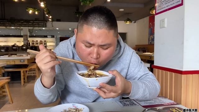 胖猴仔带来30斤重鳄鱼，做成红烧鳄鱼口感Q弹有嚼劲，一口一块好吃到停不下来【都市陈大胖】 смотреть онлайн