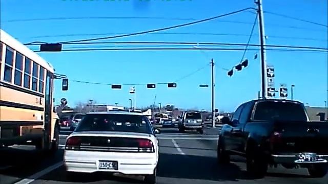 Bad Drivers on phone смотреть онлайн