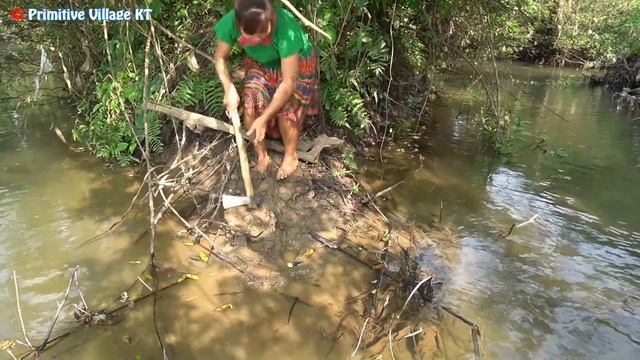 Primitive Life - Snake Attack, A Boy Brave Rescue Girl From Snake, Forest Life and Catch Big Python смотреть онлайн