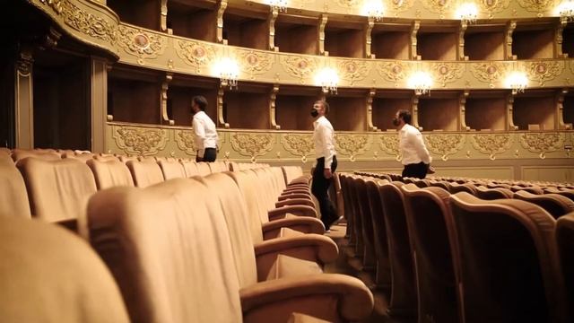 Visiting the São Carlos National Theatre смотреть онлайн