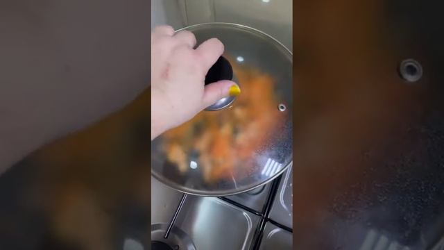 1луковица,1морковь,1помидорка и макароны.ДЁШЕВО И СЕРДИТО.