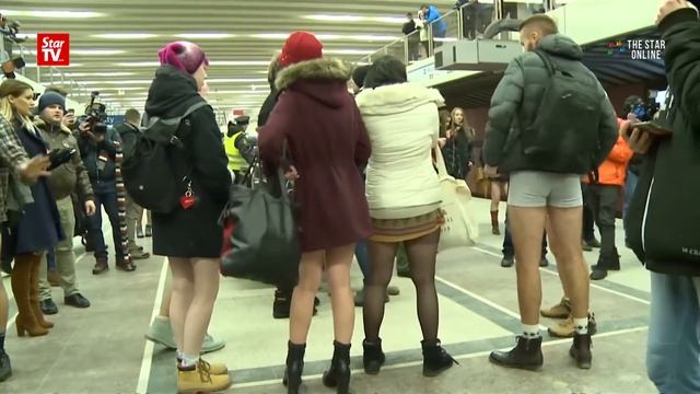 Warsaw residents brave weather for annual No Pants Subway Ride смотреть онлайн