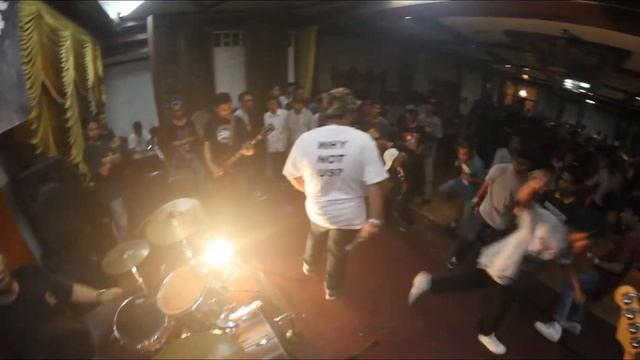 LOWLIFE - CARRY ON TRADITION смотреть онлайн