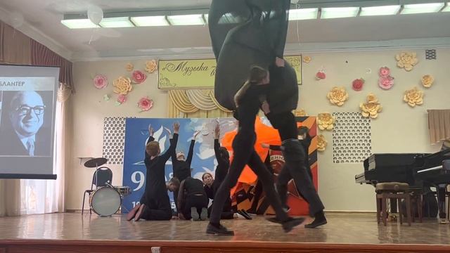 Танец «Реквием» исполняет ансамбль «Экспромт» смотреть онлайн