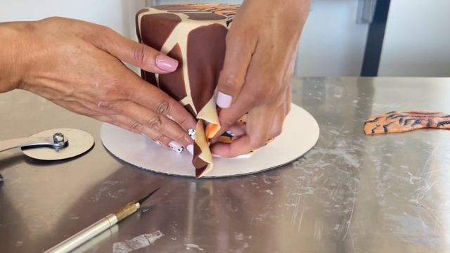 How to make an Animal Print Cake! Learn 4 different fondant animal prints and how to combine them! смотреть онлайн