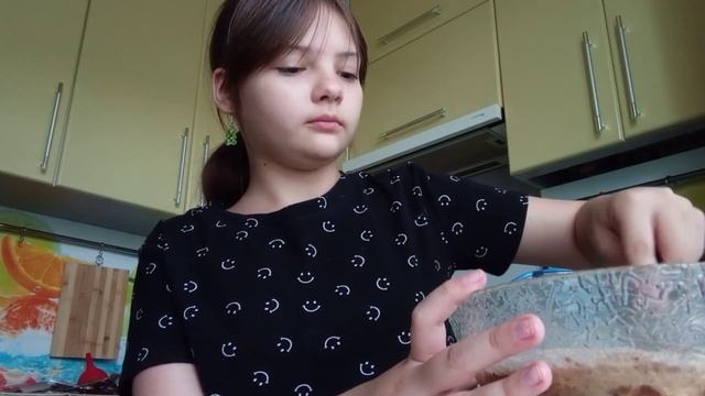 я и кухня:) P.S. я забыла снять реакцию мамы но она сказала что вкусно;/