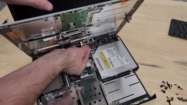 Trying to fix Sun Microsystems Equipment смотреть онлайн