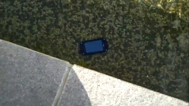 Casio Gz' One Commando rugged Android phone - Torture testing with water and concrete drops смотреть онлайн