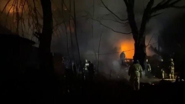 Пожар двух домов в Астрахани смотреть онлайн