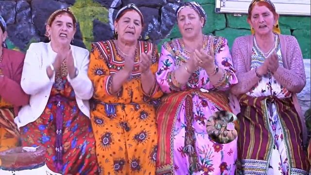 A Taqvaylit par les braves femmes du village Tazroutt смотреть онлайн