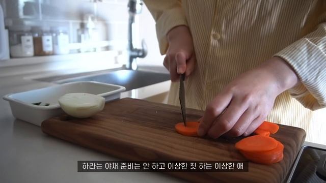 ENG) vlog 자취생 브이로그, 누군가의 브이로그.. 누군가에겐 먹방일 수 있습니다 | 드라이카레 | 가지탕수 | 김치우동 | 지코바치밥 | 순두부게살죽 | 어드벤트캘린더 смотреть онлайн