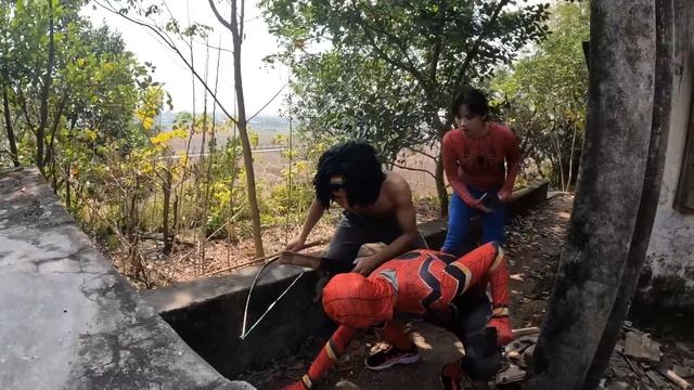 Brave Spider-Man Rescues The Farmer From Two Ferocious Monsters | Man TV смотреть онлайн