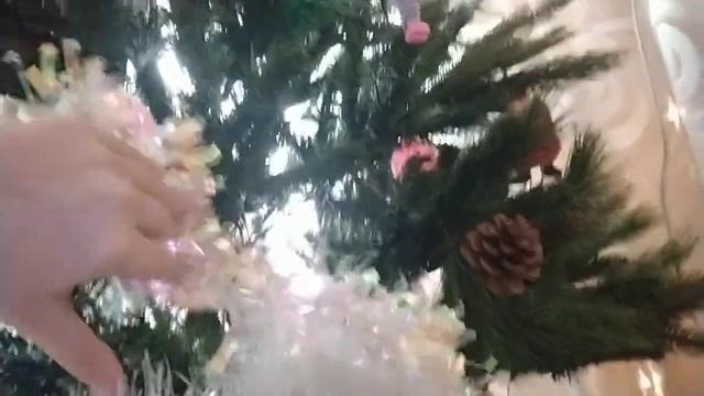 показываю как мы нарядили дом улицу дома на улице гирлянды дома ещё и и стоит Ёлка смотреть онлайн