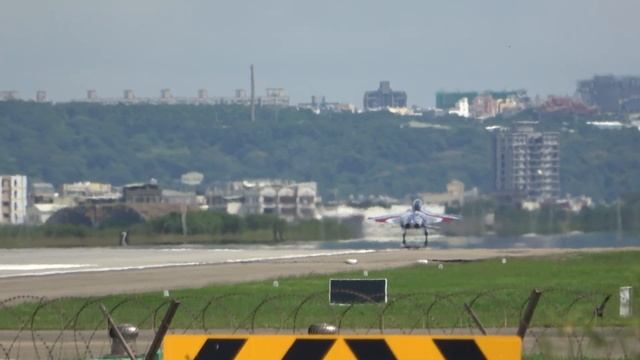 (4K) 勇鷹號高教機 T-BE5A Brave Eagle 1113 降落新竹空軍基地跑道 смотреть онлайн