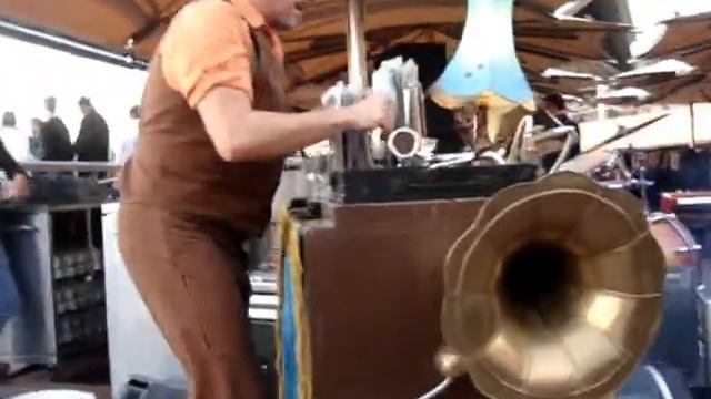 The Gramophone Man .... plays The Opera Bar смотреть онлайн