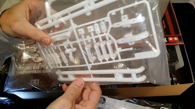 Tamiya Toyota 4X4 Pick-Up MOUNTAIN RIDER - Unboxing & First Look смотреть онлайн