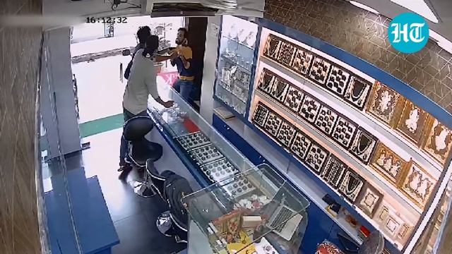 On Cam: Brave jeweller fights gun-toting robbers with iron rod in Mumbai | Viral смотреть онлайн
