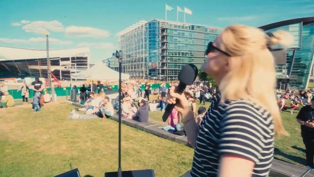 Singa Open Air Karaoke - A gigantic singing event using the biggest outdoor screen in the Nordics смотреть онлайн
