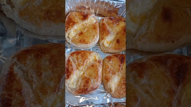 Грузинские слоёные хачапури.