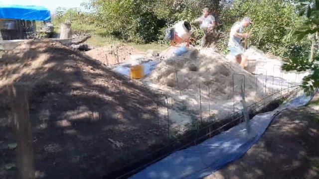 Будівництво літньої кухні, сараю та гостьової кімнати, дірявий човен.